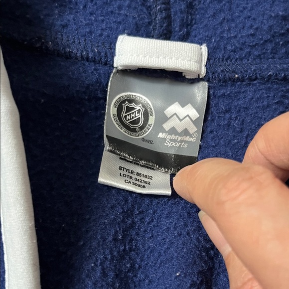 Toronto Maple Leafs Kids Bath Robe - Picture 2 of 7